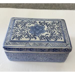 Vintage Chinese Blue and‎ White Lidded Porcelain Box w/ Stamp Mark